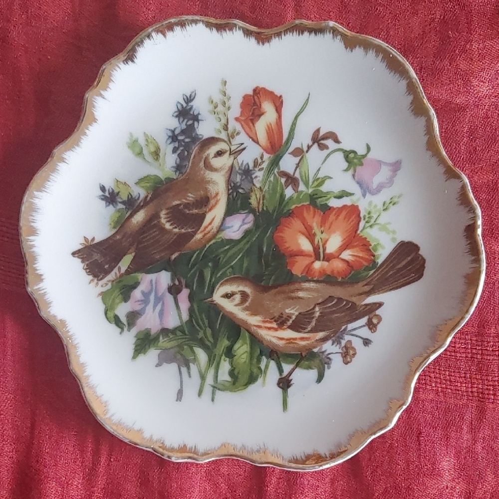 Vintage Wall Plate.  Robin And Flowers. Scalloped Gold Trip. 7.5" Japan.